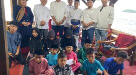 DPW Partai NasDem Kepri berfoto bersama anak yatim di safari Ramadan di Pulau Terung. Foto: INIKEPRI.COM