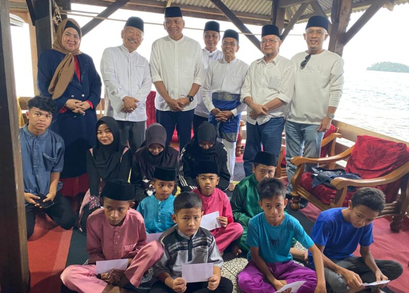 DPW Partai NasDem Kepri berfoto bersama anak yatim di safari Ramadan di Pulau Terung. Foto: INIKEPRI.COM