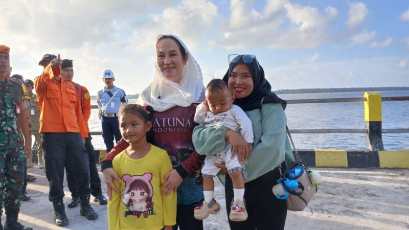 Bupati Natuna Cen Sui Lan berfoto bersama pemudik. Foto: INIKEPRI.COM