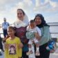 Bupati Natuna Cen Sui Lan berfoto bersama pemudik. Foto: INIKEPRI.COM