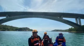 Tim SAR gabungan menggelar operasi pencarian terhadap seorang pria berusia 35 tahun yang diduga melompat ke laut dari atas Jembatan Lima Barelang, Kota Batam, Kepulauan Riau (Kepri), Senin (23/3/2026). Foto: INIKEPRI.COM/Humas SAR Tanjungpinang