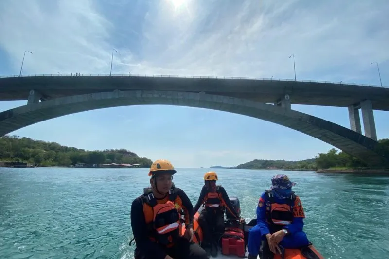 Tim SAR gabungan menggelar operasi pencarian terhadap seorang pria berusia 35 tahun yang diduga melompat ke laut dari atas Jembatan Lima Barelang, Kota Batam, Kepulauan Riau (Kepri), Senin (23/3/2026). Foto: INIKEPRI.COM/Humas SAR Tanjungpinang