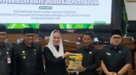 Bupati Natuna Cen Sui Lan dan Wakil Bupati Jarmin berfoto bersama pimpinan DPRD seusai paripurna. Foto: INIKEPRI.COM