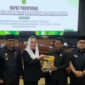 Bupati Natuna Cen Sui Lan dan Wakil Bupati Jarmin berfoto bersama pimpinan DPRD seusai paripurna. Foto: INIKEPRI.COM