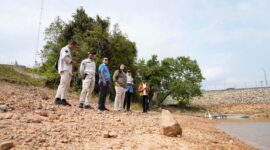 Anggota/Deputi Bidang Pelayanan Umum BP Batam, Ariastuty Sirait, meninjau kondisi dua waduk yang mengalami penurunan volume air cukup signifikan. Foto: INIKEPRI.COM/BP Batam 