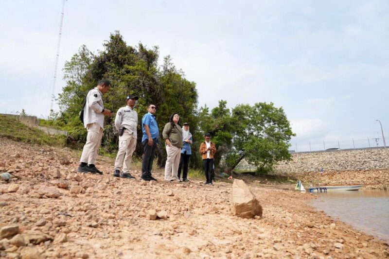 Anggota/Deputi Bidang Pelayanan Umum BP Batam, Ariastuty Sirait, meninjau kondisi dua waduk yang mengalami penurunan volume air cukup signifikan. Foto: INIKEPRI.COM/BP Batam