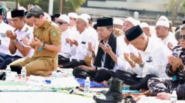 Wali Kota Batam, Amsakar Achmad, bersama jemaah saat memanjatkan doa usai Salat Istisqa di Dataran Engku Putri, Batamcentre, Senin (30/3/2026). Foto: INIKEPRI.COM/Media Center Batam 