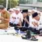 Wali Kota Batam, Amsakar Achmad, bersama jemaah saat memanjatkan doa usai Salat Istisqa di Dataran Engku Putri, Batamcentre, Senin (30/3/2026). Foto: INIKEPRI.COM/Media Center Batam 