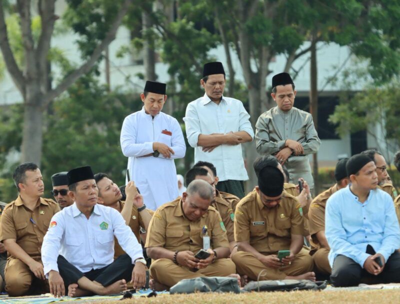 Ketua DPRD Kota Batam Muhammad Kamaluddin hadir di pelaksanaan Salat Istisqa di Dataran Engku Putri, Batam Center. Foto: INIKEPRI.COM