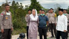 Bupati Natuna Cen Sui Lan saat meninjau karhutla beberapa waktu lalu. Foto: INIKEPRI.COM