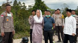 Bupati Natuna Cen Sui Lan saat meninjau karhutla beberapa waktu lalu. Foto: INIKEPRI.COM