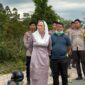 Bupati Natuna Cen Sui Lan saat meninjau karhutla beberapa waktu lalu. Foto: INIKEPRI.COM