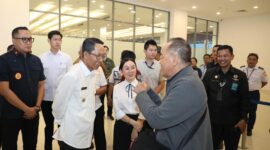 Kepala BP Batam, Amsakar Achmad, bersama Wakil Kepala BP Batam, Li Claudia Chandra, meninjau langsung layanan penumpang di Pelabuhan Internasional Batam Centre dan Harbour Bay. Foto: INIKEPRI.COM/BP Batam 
