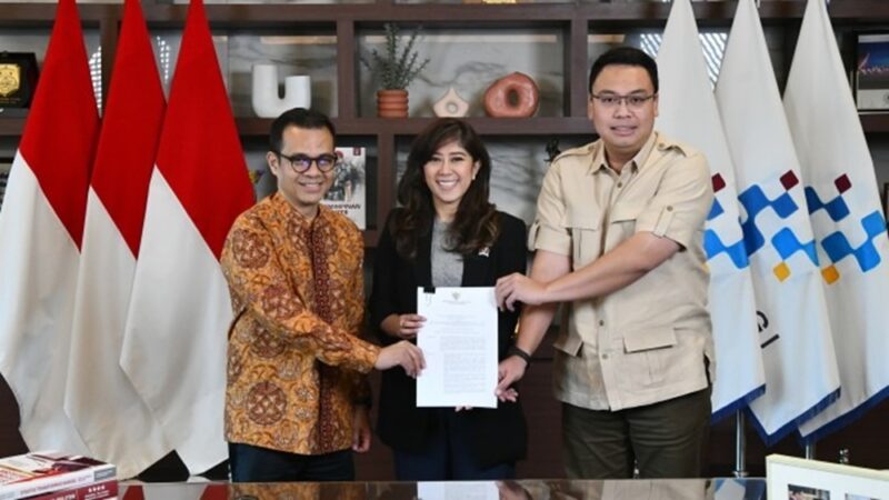 Menkomdigi Meutia Hafid bersama Wamenkomdigi Nezar Patria dan Wamenkomdigi Angga Raka Prabowo memegang salinan aturan teknis pelaksanaan kebijakan pelindungan anak di ruang digital melalui Peraturan Menteri Komunikasi dan Digital Nomor 9 Tahun 2026 sebagai turunan dari Peraturan Pemerintah Nomor 17 Tahun 2025 tentang Tata Kelola Penyelenggaraan Sistem Elektronik dalam Pelindungan Anak (PP TUNAS). Foto: dok. Kemkomdigi