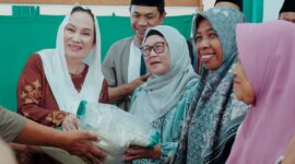 Bupati Natuna Cen Sui Lan saat menyerahkan bantuan sosial. Foto: INIKEPRI.COM