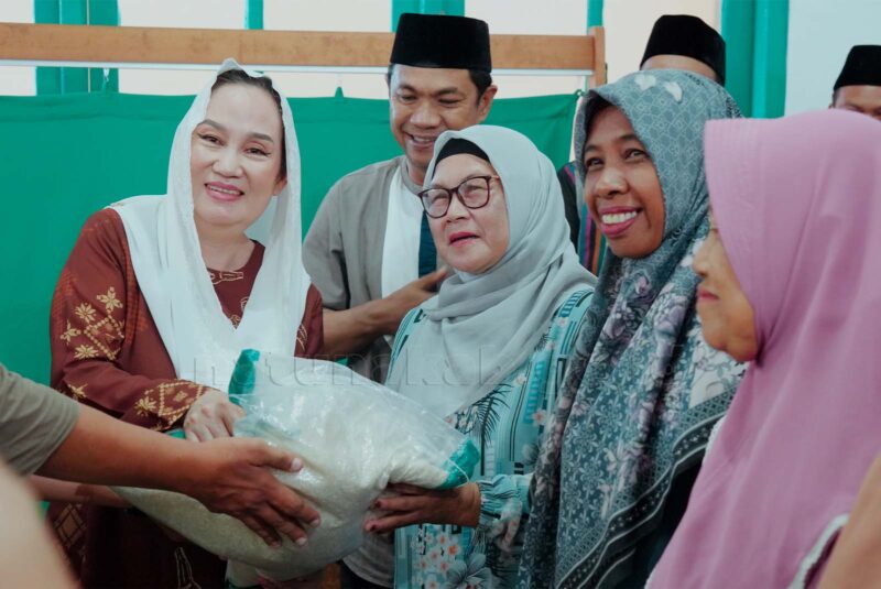 Bupati Natuna Cen Sui Lan saat menyerahkan bantuan sosial. Foto: INIKEPRI.COM