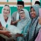 Bupati Natuna Cen Sui Lan saat menyerahkan bantuan sosial. Foto: INIKEPRI.COM