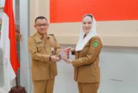 Bupati Natuna Cen Sui Lan memberikan kenang-kenangan sebagai tanda purna tugas bagi Ir. Basri, M.Si., yang selama ini menjabat sebagai Asisten Perekonomian dan Pembangunan Sekretariat Daerah Kabupaten Natuna. Foto: INIKEPRI.COM/NatunaKab 