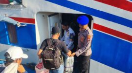 Polres Lingga melalui Pos Pelayanan Pelabuhan Jagoh melaksanakan pengamanan dan pelayanan terhadap keberangkatan penumpang kapal. Foto: INIKEPRI.COM