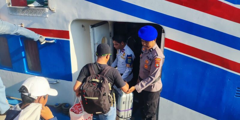 Polres Lingga melalui Pos Pelayanan Pelabuhan Jagoh melaksanakan pengamanan dan pelayanan terhadap keberangkatan penumpang kapal. Foto: INIKEPRI.COM