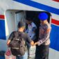 Polres Lingga melalui Pos Pelayanan Pelabuhan Jagoh melaksanakan pengamanan dan pelayanan terhadap keberangkatan penumpang kapal. Foto: INIKEPRI.COM