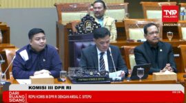 Anggota Komisi VI DPR RI Kawendra Lukistian bersama Ketua Komisi III DPR RI Habiburokhman di kompleks parlemen, Jakarta, Senin (30/3/2026). Foto: Tangkapan Layar TV Parlemen 