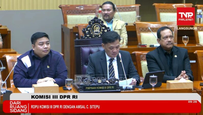 Anggota Komisi VI DPR RI Kawendra Lukistian bersama Ketua Komisi III DPR RI Habiburokhman di kompleks parlemen, Jakarta, Senin (30/3/2026). Foto: Tangkapan Layar TV Parlemen 