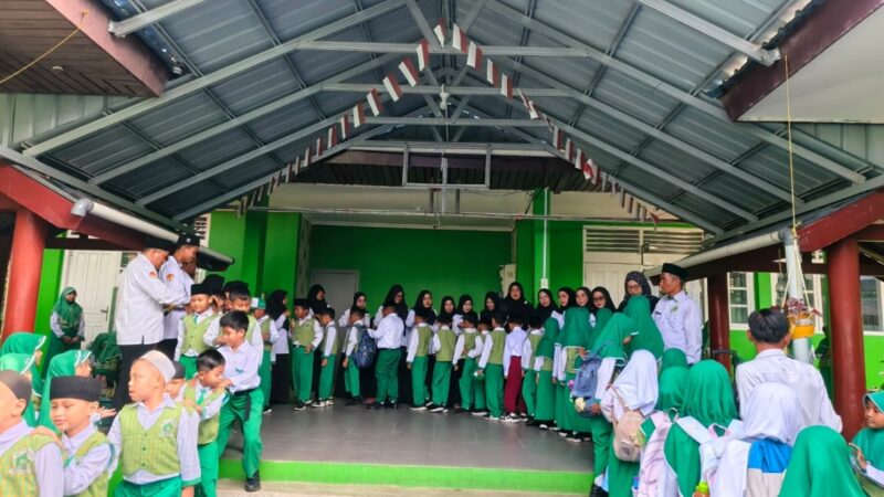 Para siswa dan siswi MIN Tanjungpinang berbaris rapi dan bergantian bersalaman dengan para guru. Foto: INIKEPRI.COM