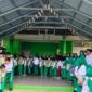 Para siswa dan siswi MIN Tanjungpinang berbaris rapi dan bergantian bersalaman dengan para guru. Foto: INIKEPRI.COM