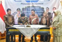 Gubernur Kepri Ansar Ahmad menyaksikan penandatanganan perjanjian kerjasama pemberian pinjaman daerah dari Bank BJB di Ruang VIP Pelabuhan Telaga Punggur, Batam, Kamis (5/3/2026). Foto: INIKEPRI.COM/KepriProv 