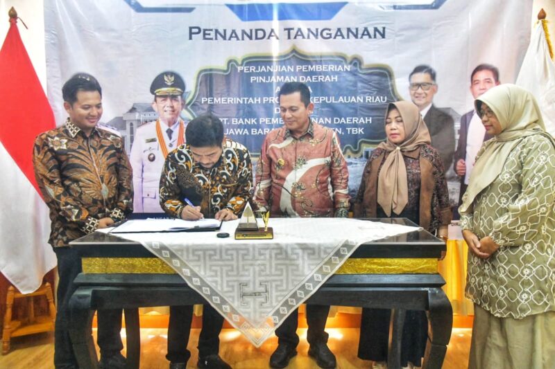 Gubernur Kepri Ansar Ahmad menyaksikan penandatanganan perjanjian kerjasama pemberian pinjaman daerah dari Bank BJB di Ruang VIP Pelabuhan Telaga Punggur, Batam, Kamis (5/3/2026). Foto: INIKEPRI.COM/KepriProv 