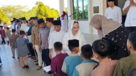 Bupati Cen Sui Lan berbuka bersama dan  menyerahkan santunan kepada anak yatim piatu dan pelajar sekolah rakyat bertempat di rumah dinas. Foto: Istimewa 