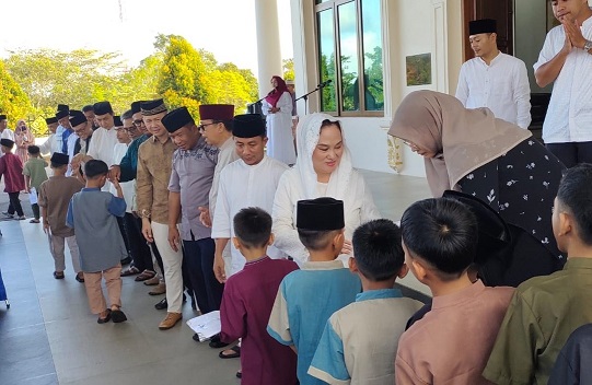 Bupati Cen Sui Lan berbuka bersama dan  menyerahkan santunan kepada anak yatim piatu dan pelajar sekolah rakyat bertempat di rumah dinas. Foto: Istimewa 