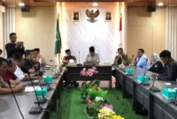 Rapat Dengar Pendapat (RDP) terkait kecelakaan tugboat Mega yang terbalik di kawasan galangan PT ASL Shipyard, Batam, digelar di DPRD Kota Batam, Kamis (12/3). Foto: INIKEPRI.COM