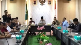 Rapat Dengar Pendapat (RDP) terkait kecelakaan tugboat Mega yang terbalik di kawasan galangan PT ASL Shipyard, Batam, digelar di DPRD Kota Batam, Kamis (12/3). Foto: INIKEPRI.COM