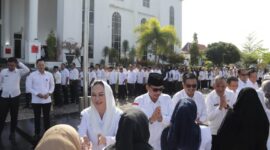 Pemerintah Kabupaten Natuna melaksanakan apel bersama pasca libur Hari Raya Idul Fitri 1447 H yang disejalankan dengan kegiatan halal bihalal di Halaman Apel Kantor Bupati Natuna, Rabu (25/3). Foto: INIKEPRI.COM/NatunaKab 