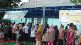 Pemerintah Kabupaten Natuna melalui Dinas Perindustrian, Perdagangan, Koperasi dan Usaha Mikro Kabupaten Natuna menggelar operasi pasar kebutuhan pokok masyarakat di Desa Cemaga. Foto: INIKEPRI.COM/NatunaKab 