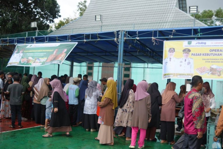 Pemerintah Kabupaten Natuna melalui Dinas Perindustrian, Perdagangan, Koperasi dan Usaha Mikro Kabupaten Natuna menggelar operasi pasar kebutuhan pokok masyarakat di Desa Cemaga. Foto: INIKEPRI.COM/NatunaKab 