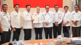 Audiensi antara Bupati Cen Sui Lan bersama Kepala Kantor Wilayah BPN Provinsi Kepulauan Riau, Nurhadi Putra, di ruang rapat Kantor Bupati Natuna. Foto: INIKEPRI.COM