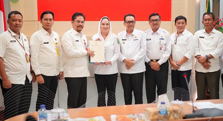 Audiensi antara Bupati Cen Sui Lan bersama Kepala Kantor Wilayah BPN Provinsi Kepulauan Riau, Nurhadi Putra, di ruang rapat Kantor Bupati Natuna. Foto: INIKEPRI.COM