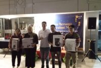 Manager Humas dan Informasi PLN Batam Yoga Perdana (tengah) berpose bersama usai penyerahan hadiah. Foto: Istimewa 