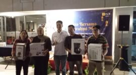 Manager Humas dan Informasi PLN Batam Yoga Perdana (tengah) berpose bersama usai penyerahan hadiah. Foto: Istimewa 