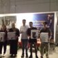 Manager Humas dan Informasi PLN Batam Yoga Perdana (tengah) berpose bersama usai penyerahan hadiah. Foto: Istimewa 