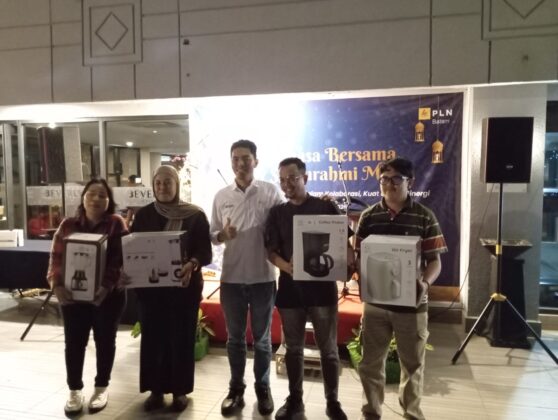 Manager Humas dan Informasi PLN Batam Yoga Perdana (tengah) berpose bersama usai penyerahan hadiah. Foto: Istimewa 