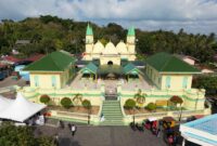 Masjid Raya Sultan Riau, Pulau Penyengat terlihat dari udara. Pulau Penyengat terletak di Kota Tanjungpinang menjadi jembatan lintas generasi menuju pariwisata berkelanjutan. Foto: INIKEPRI.COM/KepriProv 