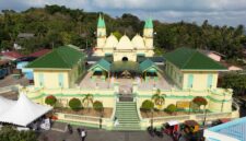 Masjid Raya Sultan Riau, Pulau Penyengat terlihat dari udara. Pulau Penyengat terletak di Kota Tanjungpinang menjadi jembatan lintas generasi menuju pariwisata berkelanjutan. Foto: INIKEPRI.COM/KepriProv 