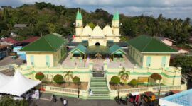 Masjid Raya Sultan Riau, Pulau Penyengat terlihat dari udara. Pulau Penyengat terletak di Kota Tanjungpinang menjadi jembatan lintas generasi menuju pariwisata berkelanjutan. Foto: INIKEPRI.COM/KepriProv 