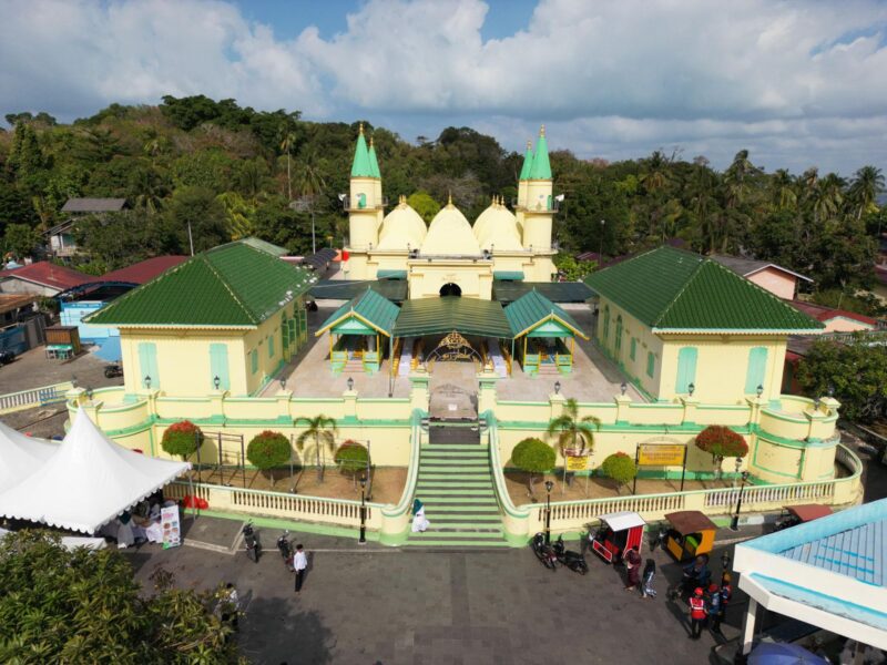 Masjid Raya Sultan Riau, Pulau Penyengat terlihat dari udara. Pulau Penyengat terletak di Kota Tanjungpinang menjadi jembatan lintas generasi menuju pariwisata berkelanjutan. Foto: INIKEPRI.COM/KepriProv 
