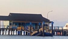 Pelabuhan apung ambruk di Lingga. Foto: Istimewa 