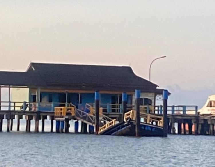Pelabuhan apung ambruk di Lingga. Foto: Istimewa 